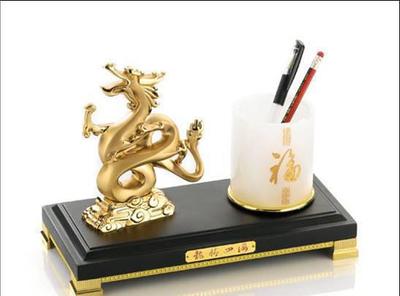 龍騰商海 華爾街龍、水晶龍與金屬龍年擺件，商務禮贈的藝術與意蘊